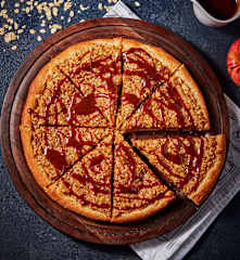 Pizza de manzana, caramelo y streusel de avena