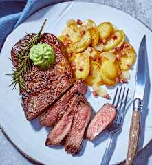 Rumpsteak mit Bratkartoffeln und Kräuterbutter