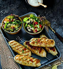 Hähnchen-Kebabs mit Couscous-Salat und Zitronen-Dressing