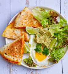 Quesadilla courge, cheddar, guacamole et œuf au plat