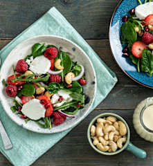 Ensalada de rúcula, frutos rojos y queso de cabra con anacardos