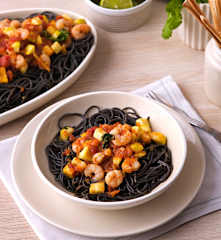 Espaguetis negros con gambas agridulces