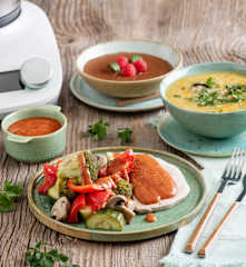 Krupnik i danie z indykiem na Varomie; Budyń czekoladowy