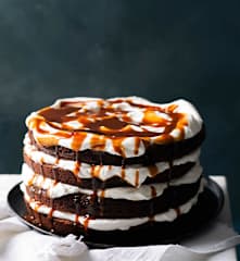 Tort brownie z solonym sosem karmelowym i bitą śmietaną