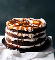 Brownie-Rahm-Torte mit gesalzener Karamellsauce