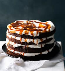 Bolo brownie com caramelo salgado