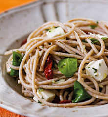 Espaguete integral com ricota e rúcula