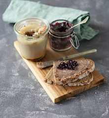 Wildleberpastete im Glas mit Preiselbeeren