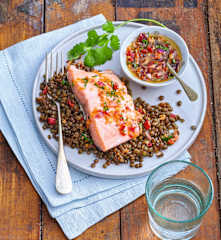 Pavés de saumon, lentilles vertes et sauce à l’oignon rouge