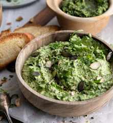 Dip de kale, pesto de cilantro y yoghurt