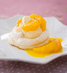 Merengues con mandarinas y nata al azafrán