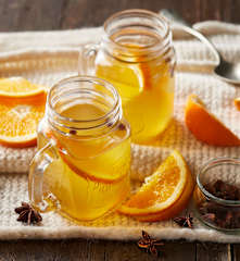 Vin blanc chaud à l'orange et aux épices