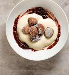 Skořicové koblížky, pivní pěna, povidla