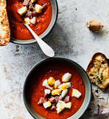 Soupe de tomates au jambon et aux œufs
