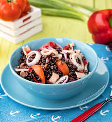 Insalata di riso venere con fagioli rossi, peperoni e maiale al peperoncino