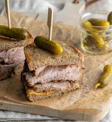 Sándwich de carne a la parrilla