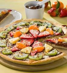 Pizza de crema de cacao y fruta