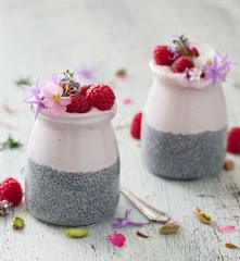 Pudin de chía con yogur de frambuesa