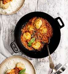 Almôndegas com molho de tomate e arroz