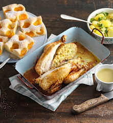 Menü: Gefülltes Brathenderl mit Erdäpfel-Vogerlsalat und Ölkuchen mit Marillen