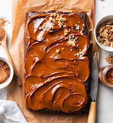 Bizcocho de chocolate, dulce de leche y nueces