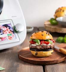 Hamburger di manzo con melanzane, burrata e pomodorini