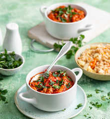 Wegański gulasz z boczniaków z kaszą orkiszową z warzywami