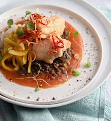 Stegt fisk med syltede grøntsager og tamarindsovs