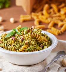Pasta con pesto y pollo