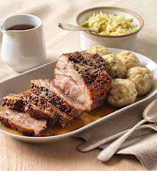 Schweinsbraten mit Semmelknödeln und warmen Krautsalat