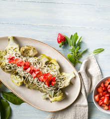 Alcachofas marinadas con angulas de surimi y fresas