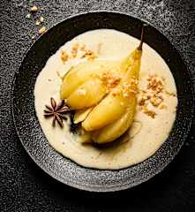 Pochierte Vanillebirnen mit Vanillesauce und gebackenen Streuseln