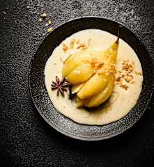Peras al vino blanco con vainilla y crumble de almendras