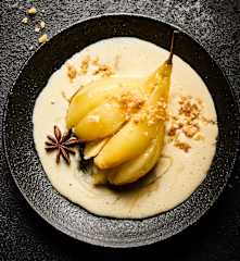 Pere su crema inglese con crumble di mandorle
