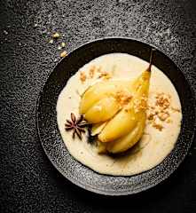Poires à la vanille et au vin blanc avec crumble aux amandes