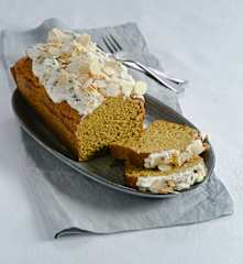 Karotten-Zucchini-Kuchen mit Frischkäsetopping