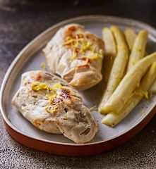 Petto di pollo al limone con asparagi sottovuoto