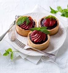 Tartaletas de masa sablé con chocolate y fresas