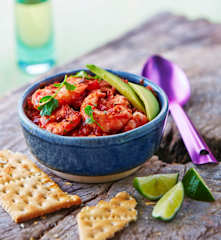 Chłodnik pomidorowy z kolendrą i krewetkami po meksykańsku