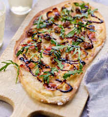 Flammkuchen mit Datteln und Speck
