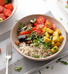 Melanzani-Paprika Bowl mit Naturreis und Kofu