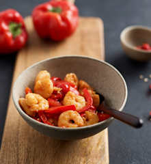 Garnelen, Paprika und Chili anbraten