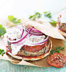 Pita-hamburguesas de cordero con salsa harissa