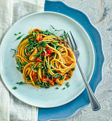 Spaghetti integrali, tonno, limone e rucola