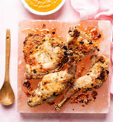 Conejo asado en piedra de sal rosa con romesco