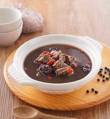 黑豆何首烏排骨湯