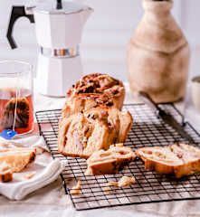 Roulés au cheddar, bacon et oignons caramélisés