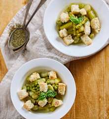 Zuppa leggera con verdure di primavera