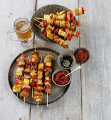 Espetadas de frango na grelha com molho de cerveja