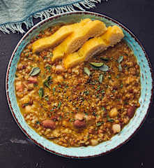 Zuppa di farro e legumi
